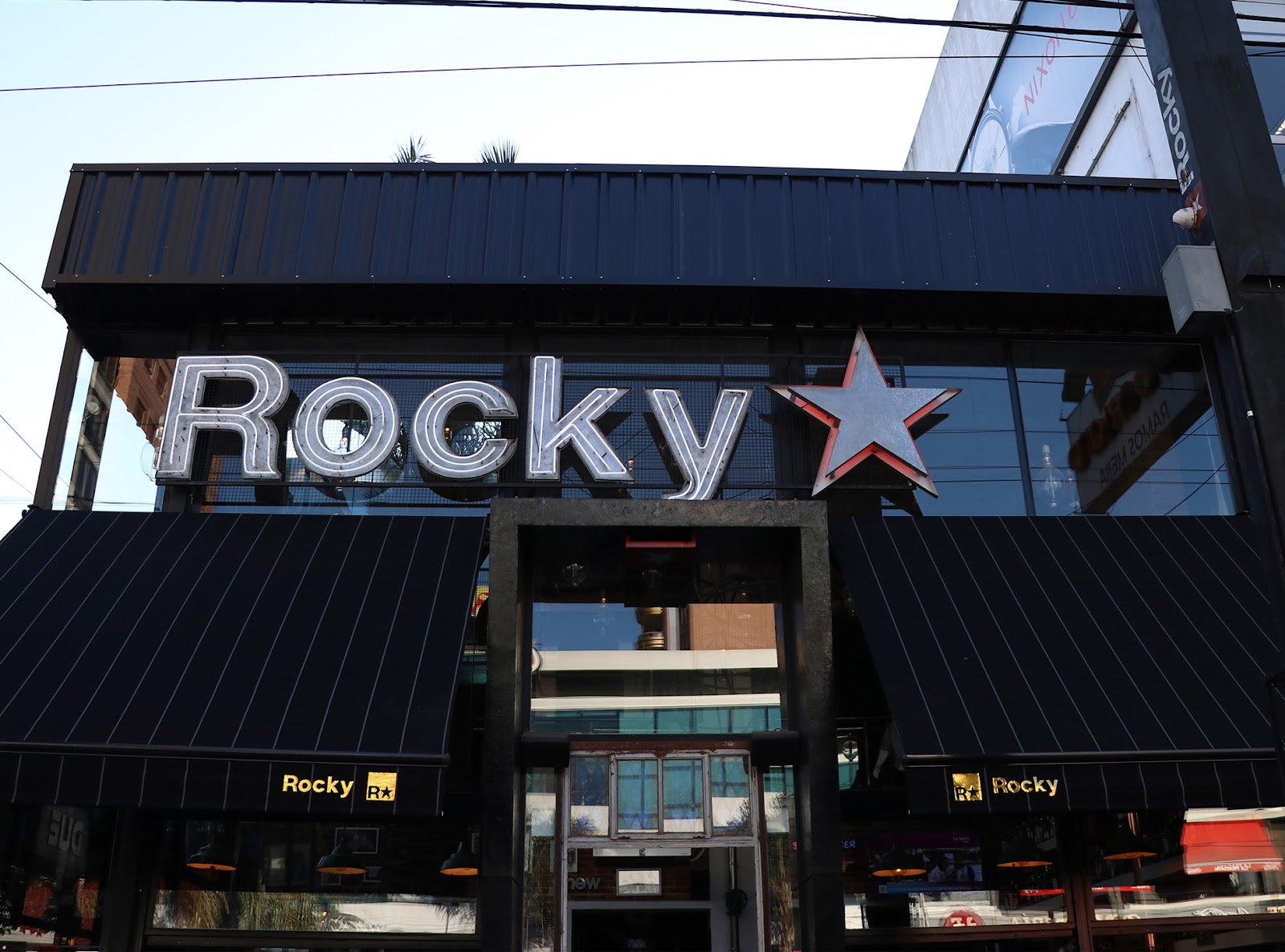 Frente de Rocky Restaurant & Bar