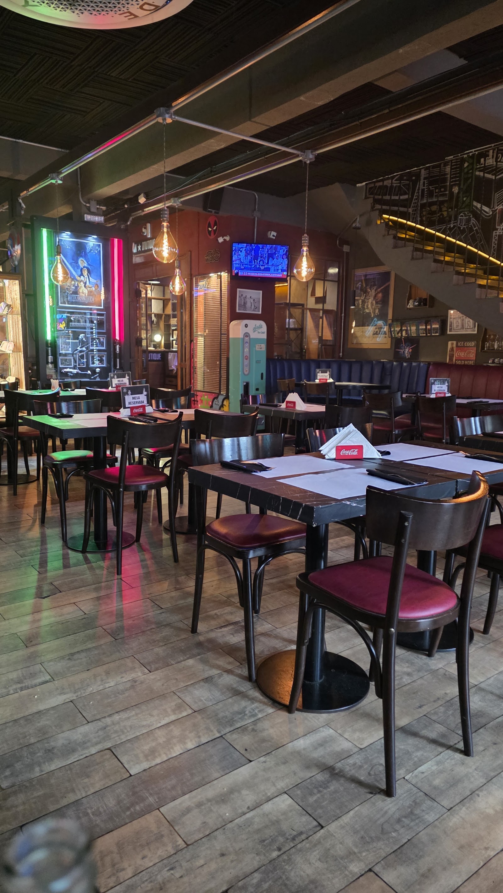 Salón de Rocky Restaurant & Bar